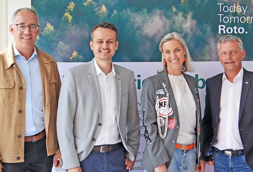 Ideenaustausch in Leinfelden: Stefanie Karl informierte sich über die Fertigungs­prozesse bei Roto und diskutierte mit (v. l.) Christoph Rüth, Branko Beclin und ­Holger Naumann innovative Ansätze für die Fensterproduktion.