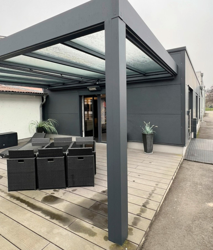 Realisiertes Terrassendach im Feldversuch mit großzügiger Spann­weite: Bis zu 7,0 m Breite sind mit nur zwei Stützen möglich, ein klarer Vorteil für offene, moderne Terrassenlösungen.