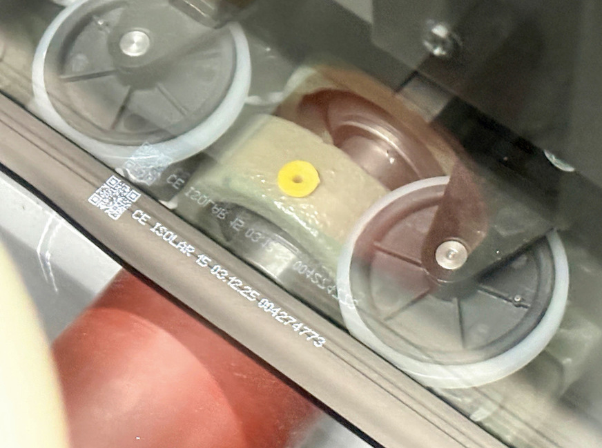 Die Glas.ID (QR Code) wird in der Produktion auf den Abstandshalter der Isoliergläser im laufenden Fertigungsprozess der ISO Einheit aufgedruckt und beinhaltet die eindeutige ID sowie die Verknüpfungslogik zur Cloud.