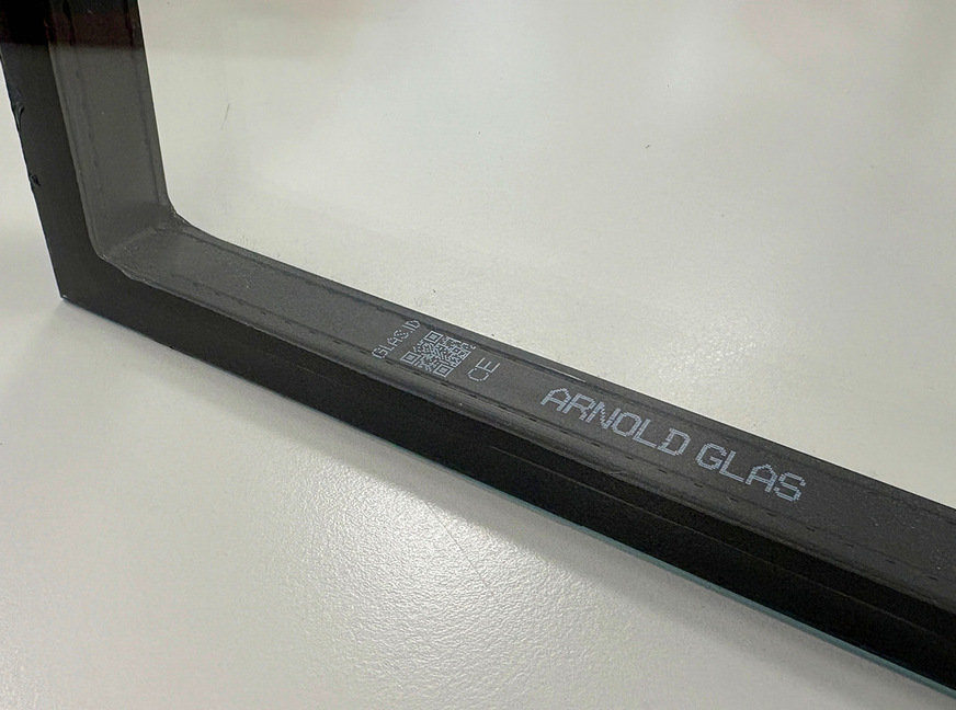 Über den QR-Code lassen sich neben dem Abruf der Produktdaten des Isolierglases (u. a. Glasart, Beschichtung, Format) auch die Eigenschaften und die Komponenten des Fensters verknüpfen.