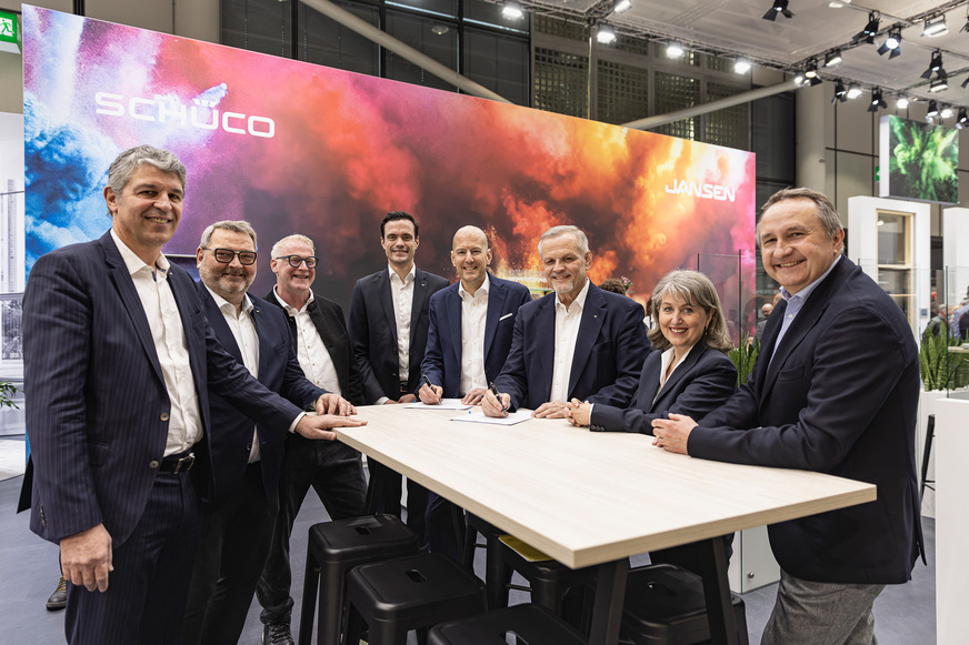 Beim Vertragsabschluss (v.l.): Jacques Lladós, CEO Schüco International S.C.S., Andreas Graf, Leiter Stahldivision Schüco International KG, Elmar Gollers, Director of Business, Jansen AG, Hendrik Pahlsmeyer, Chief Commercial Officer Metal Business Central Europe Schüco International KG, Christoph Jansen, Geschäftsleitung und Verwaltungsrat der Jansen AG, Andreas Engelhardt, persönlich haftender Gesellschafter Schüco International KG, Christel Marchiando, Head of Key Partner Management Europa, Jansen AG und Guido Wortmeier, Director of Sales, Jansen AG.