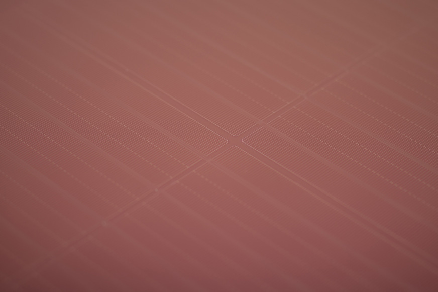 Die neue „ipasolar“-Beschichtung in der Standardfarbe „Rot“ erreicht einen Wirkungsgrad von 95%