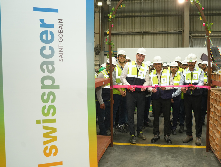 Feierlicher Banddurchschnitt zur Eröffnung der Swisspacer Produktion in Indien. Ein Meilenstein der Zusammenarbeit mit Saint-Gobain Glass India.