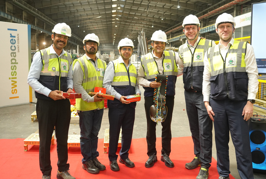 Einweihung des neuen Standorts in Indien: Swisspacer CEO Matthias Bach (2. v.r.) überreicht dem lokalen Team symbolisch eine Kuhglocke als Zeichen für Schweizer Wurzeln und internationale Nähe zum Markt.