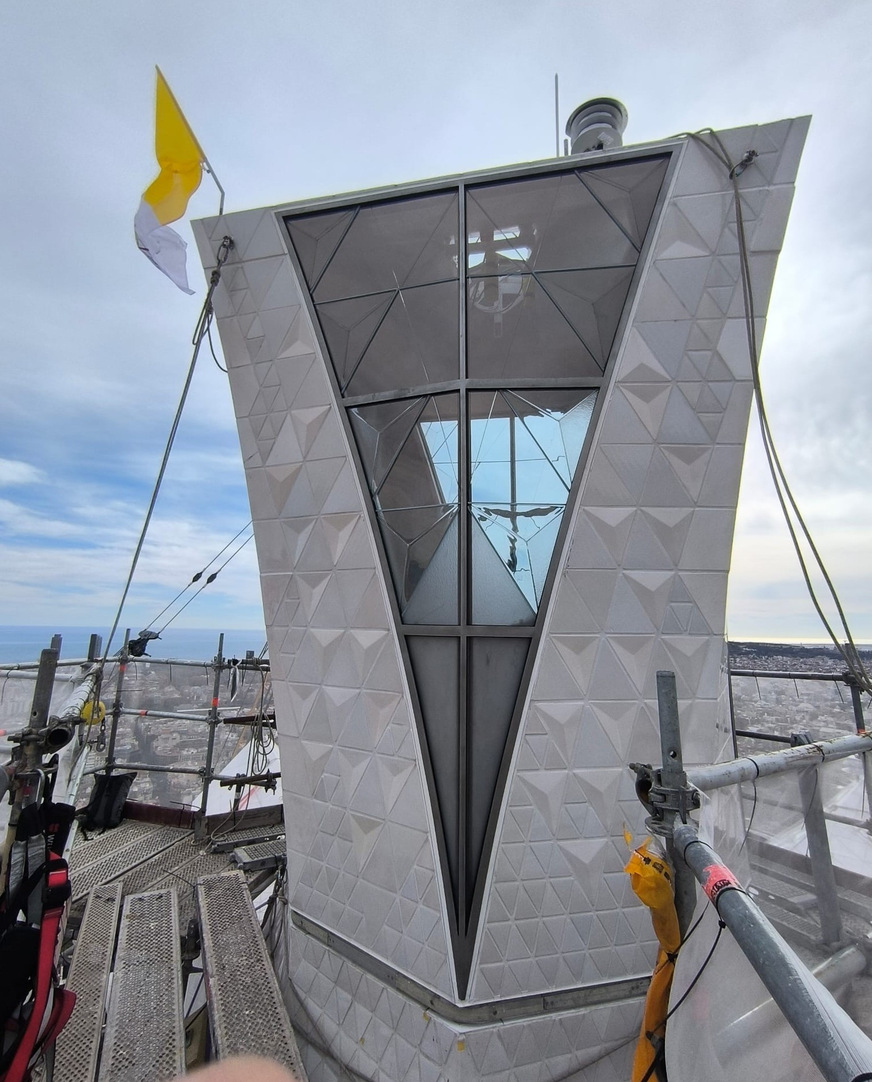 Die fertige „Spitze“ des Glaskreuzes