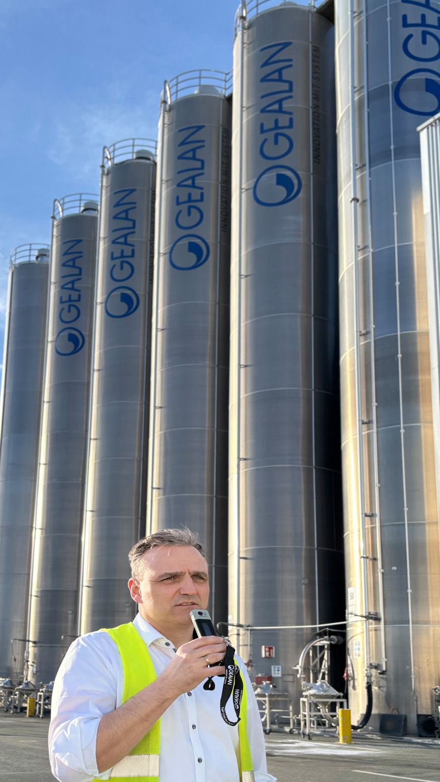 Gealan-Geschäftsführer Tino Albert bei der Werksführung in Tanna am Vortag der Roadshow Serielles Bauen.