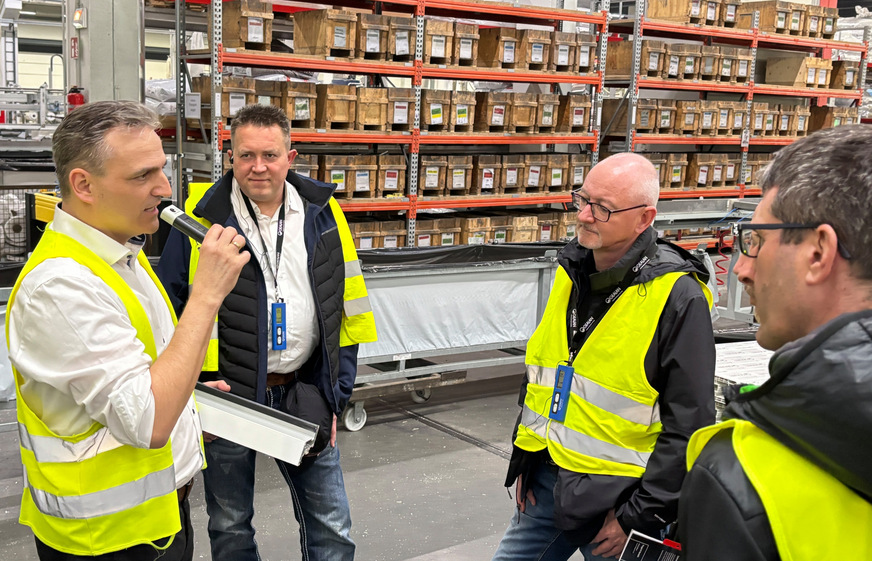 Gealan-Geschäftsführer Tino Albert (l.) bei der Werksführung in Tanna am Vortag der Roadshow Serielles Bauen in Hof.