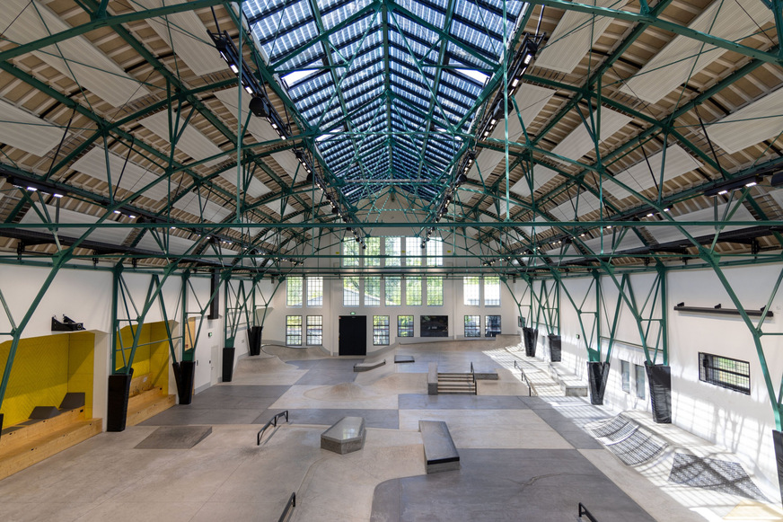 Bei der Eggenhalle in München wurde das Lamilux Glasdach PR60 verbaut und sorgt nicht nur für Verschattung, sondern es dient auch der Energiegewinnung.