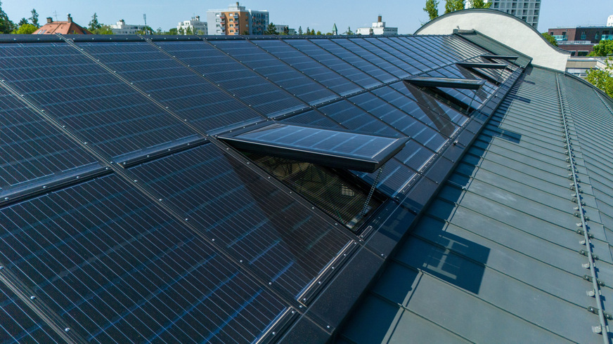 Photovoltaikmodule in der Verglasung des Lamilux Glasdachs PR60