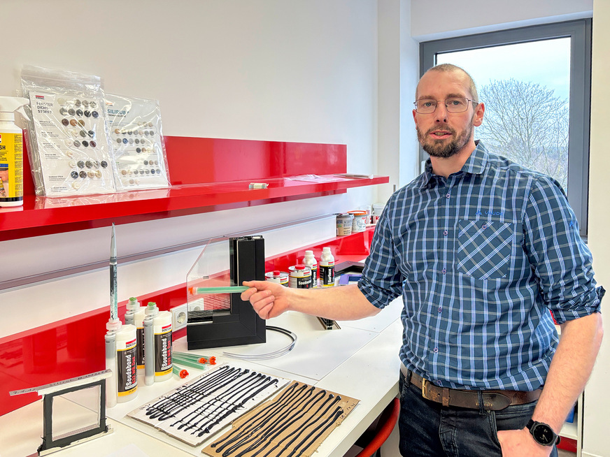 Alexander Kirch (hier im Bild zu sehen mit&nbsp; dem 2K--Silikon Kleber für Direkt-Glazing-Anwendungen)