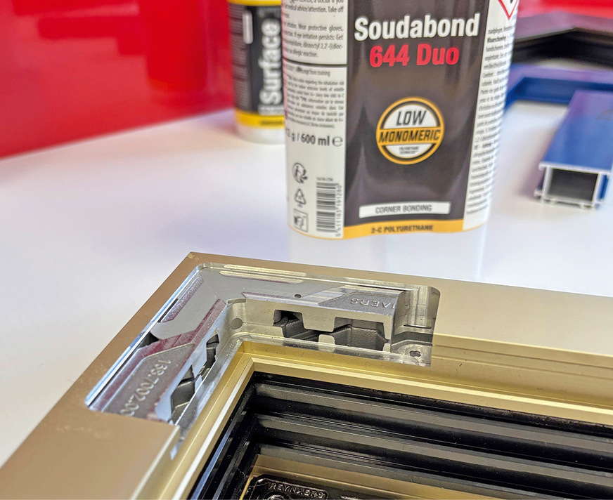 Der hochfeste Zweikomponenten-Polyurethan-Montageklebstoff Soudabond 644 Duo ist geeignet für die Eckverklebung von Aluminium-Fensterprofilen und von der obligatorischen Schulung für den Umgang mit Diisocyanaten ausgenommen.