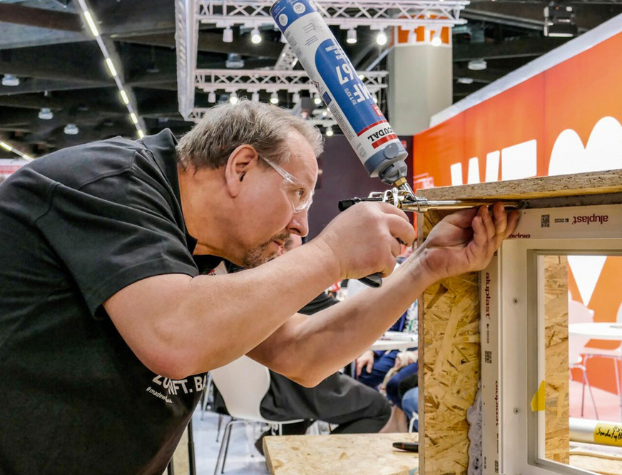 Am Frontale-Messestand in diesem Jahr präsentiert Soudal seine Produktlösungen für das Fenstersystem live und﻿ gibt Besuchern die Gelegenheit, die Kleb- und Dichtstoffe eigenhändig in der Praxis zu testen.