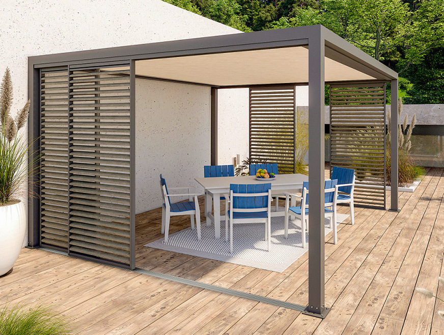 Die Holzlamellen sind waagerecht fest in den Rahmen montiert, so dass sie für Privatsphäre bei fremden Einblicken sorgen und gleich­zeitig Licht und Luft unter die Pergolasysteme lassen.