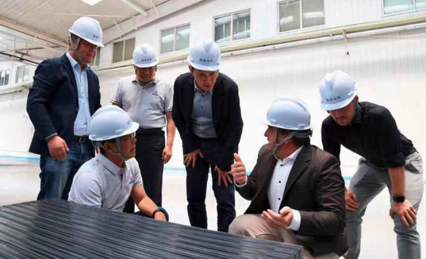 Die Verantwortlichen begutachten die Glasqualität