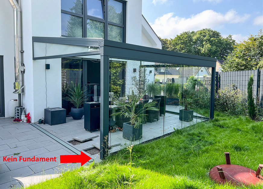 Bei der Begutachtung der gesamten Konstruktion zeigten sich sehr schnell ­massive Mängel bei Ausführung und Montage. Die schwerwiegensten Punkte waren die ­fehlenden Fundamente und das komplette Ausrücken der Standsäulen nach aussen.