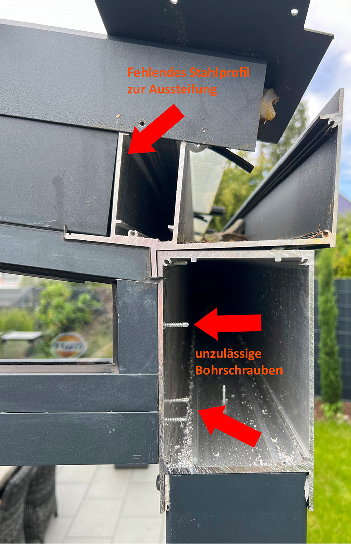 Die Verbindung des Tragwerks erfolgte mit Bohrschrauben. Ein Stahlprofil 6 × 3 cm fehlt im Aluprofil.