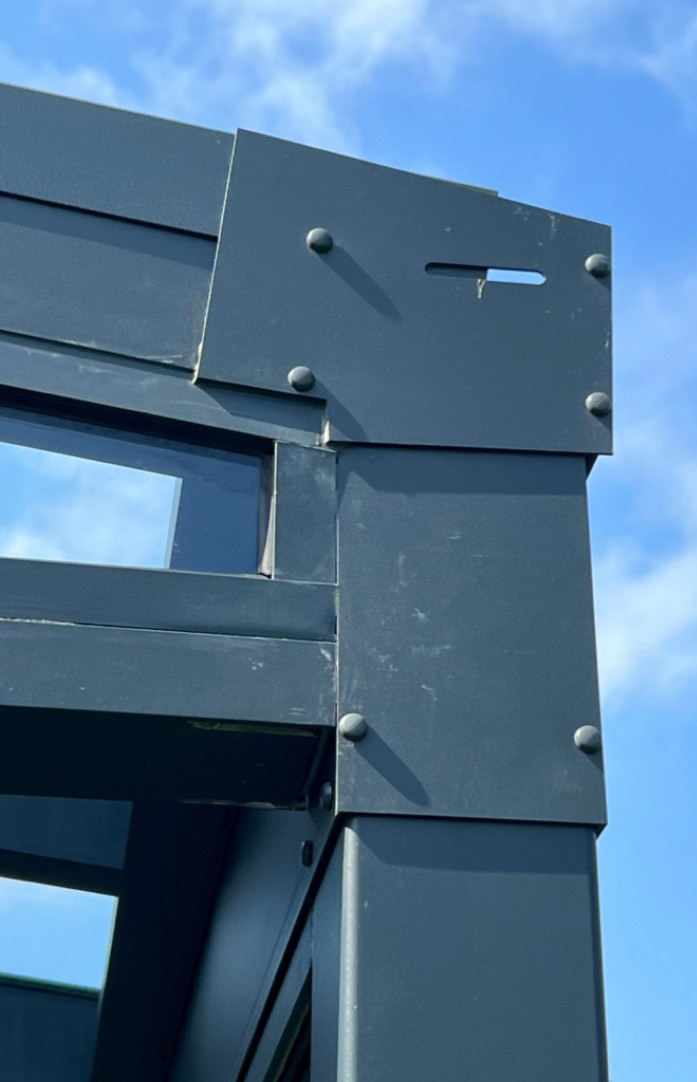 Die Ausführung zeigt deutlich, dass diverse Profile vor Ort unsachgemäß angepasst worden sind.