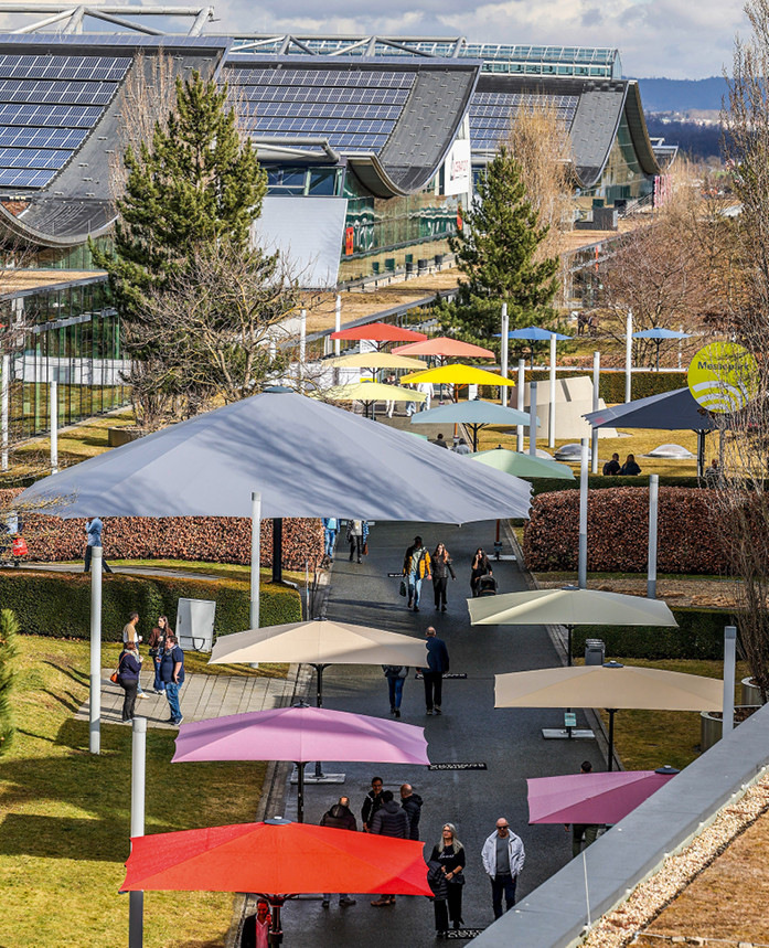 Ein Highlight der Outdoor. Ambiente. Living. war ­erneut die 150 Meter lange, bunte Schirmallee.