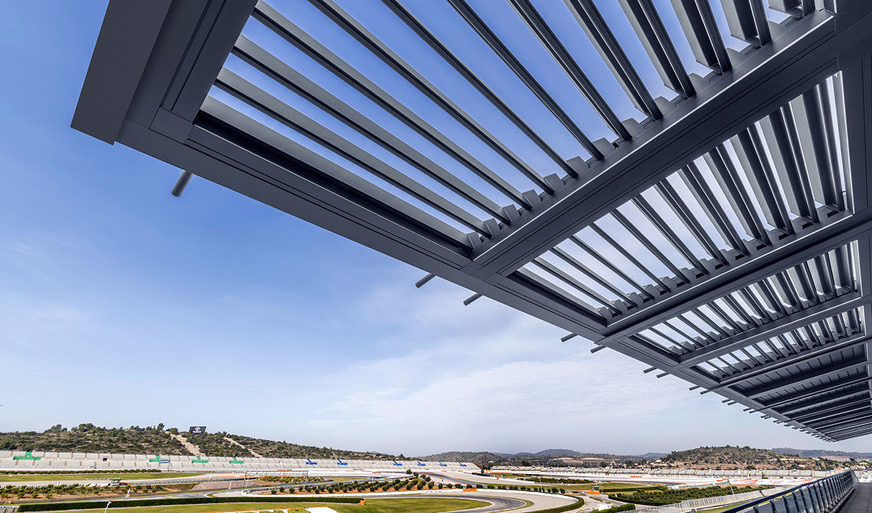 Klare Zielsetzung: Die VIP-Terrasse sollte zuverlässig vor Sonne und Witterung geschützt werden, ohne die Sicht auf die Rennstrecke einzuschränken.