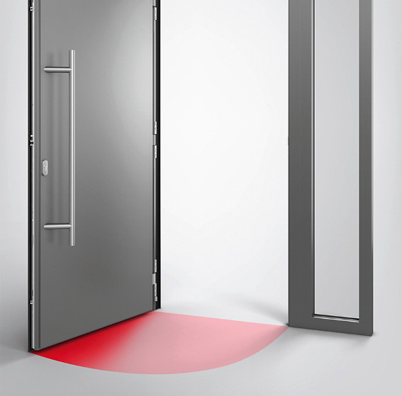 Der Drehbegrenzer für Aluminiumtüren﻿﻿﻿ bremst Außentüren in der eingestellten Öffnungsweite bis maximal 125°. Ein gedämpfter Endanschlag sorgt für Komfort und verhindert ein zu starkes Aufreißen der Tür. Sichtbar ist bei geöffneter Tür nur der schlanke Dreharm des Begrenzers.