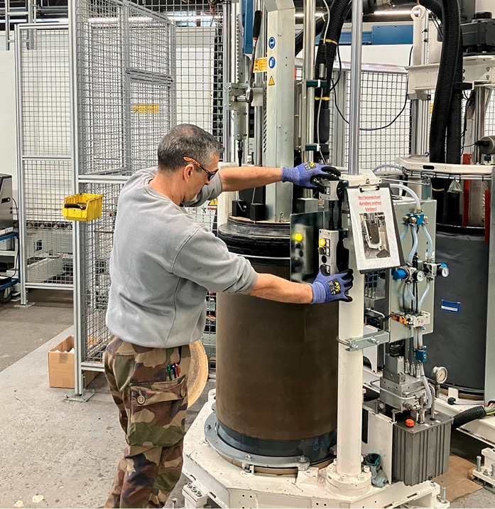 Fasswechsel in der Josef Meeth ISO-Produktion: Das TPS-System Ködispace 4SG ersetzt Abstandshalter, Trockenmittel und Primärdichtstoff mit nur einem Material, das direkt aus dem Fass auf die Scheibe appliziert wird.