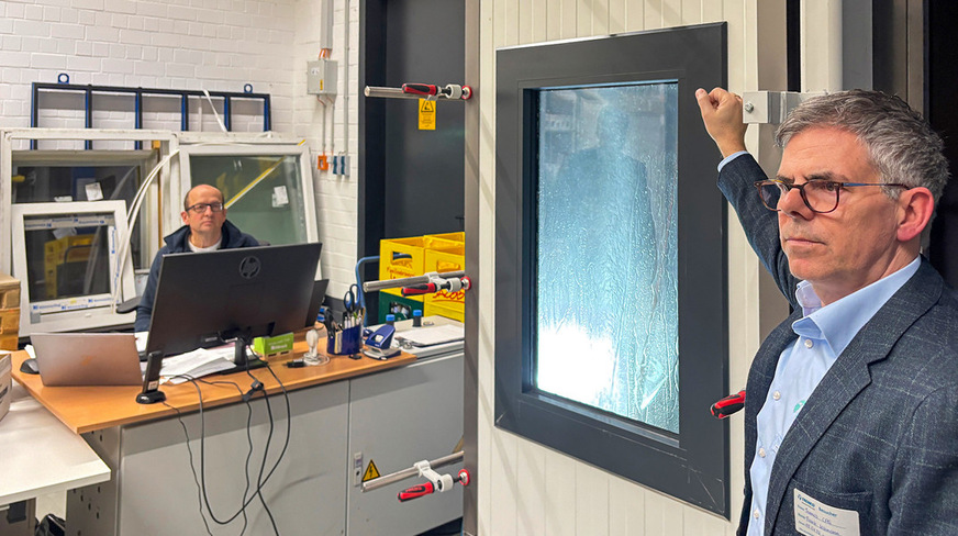 Frank Wörmann erklärt am Prüfstand den Testaufbau für die Schlagregendichtheit.