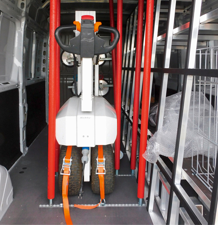 Im Transporter ist das Hebegerät sicher fixiert mit Stangen und Gurten von Hegla Satteldorf