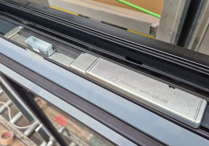 Fensterantrieb DK-100 im Profil Rehau Synego