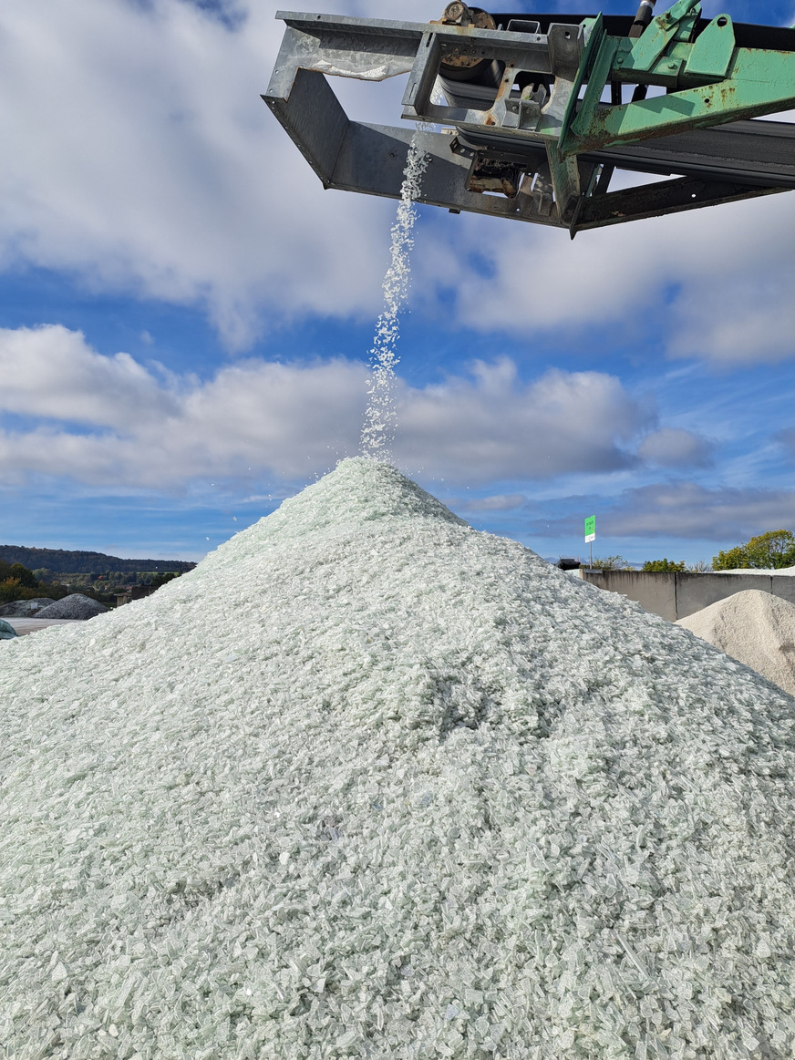 Hochwertiger Sekundärrohstoff: Die geschredderten Flachglasscherben konnten dem Schmelzprozess wieder zugeführt werden.