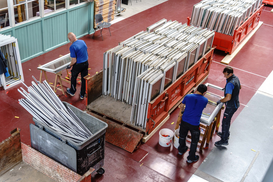 Handarbeit für die Qualität: Die Trennung von Glas und Rahmen erfolgte in einem Betrieb von Glas Trösch.
