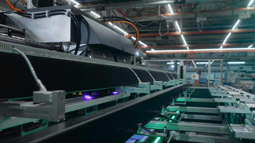 Smart Printing bei Rehau: Die Technologie funktioniert ähnlich einem herkömmlichen Drucker, die Drucker sind jedoch deutlich größer und komplexer. Bei der Digitaldrucktechnologie für Fenster und Türen setzt man auf anorganische UV-Tinten.