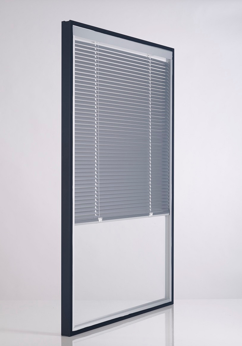 Sonnenschutz-Lamelle im Isolierglas integriert