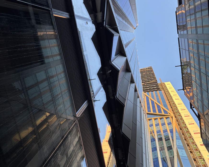 Die facettierte Geometrie der Gebäudehülle entfaltet ihre optische Wirkung besonders aus der Fußgängerperspektive.