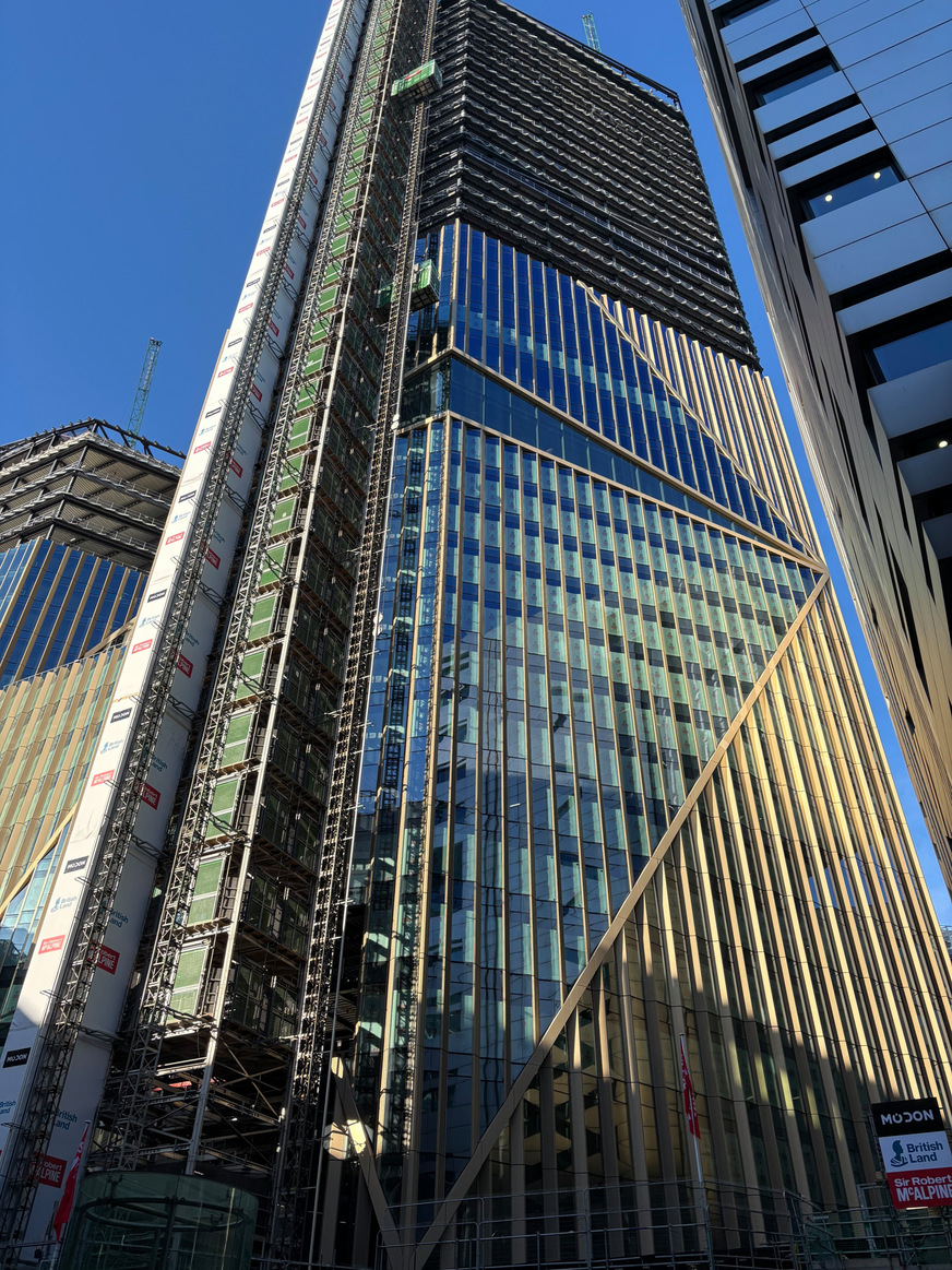 Das Gebäude erhält eine markant gefaltete und diagonal strukturierte Elementfassade von Fassadenbauer Focchi. Die maßgeschneiderten Stopray- und iplus-Gläser kommen von AGC Interpane.