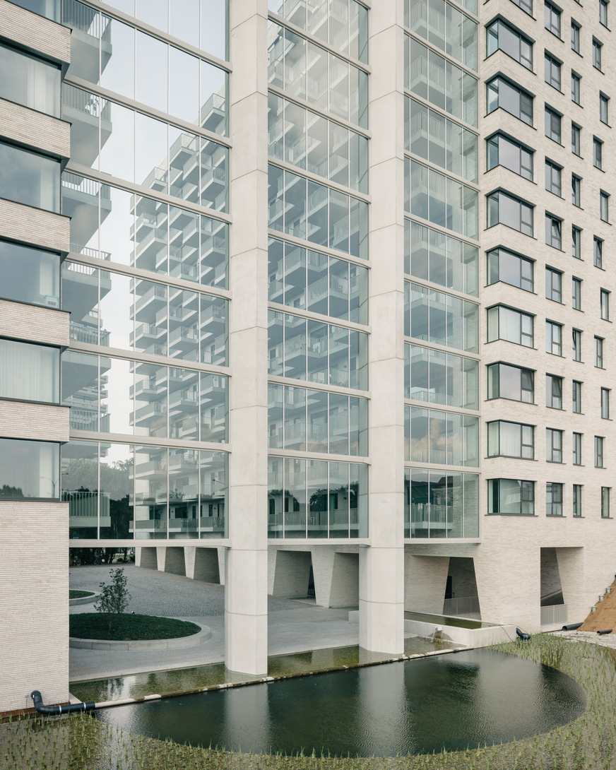 Die Glaswand über die gesamte Gebäudehöhe ist nicht nur ein attraktives architektonisches Stilelement, sie schirmt die Bewohner zudem vor Verkehrslärm ab.