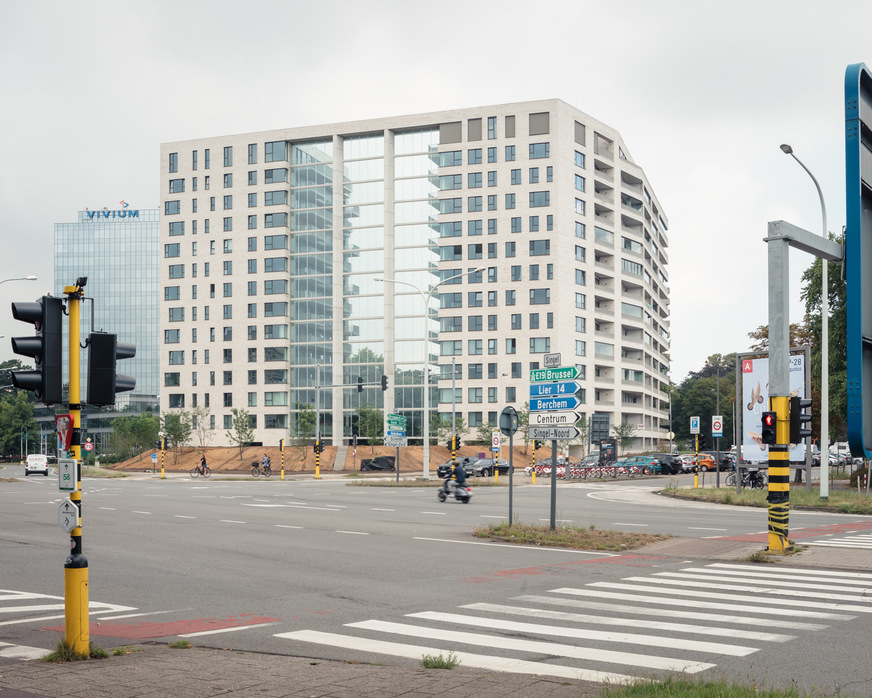 Die transparente Glaswand puffert aber nicht nur den Lärm der inneren und äußeren Ringstraßen ab, sondern sie schafft dabei auch ein angenehmes akustisches Mikroklima.&nbsp;