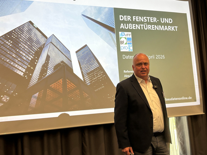 Jörg Flasdieck (Heinze Marktforschung) präsentiert die aktuellen Fenster- und Türenzahlen.