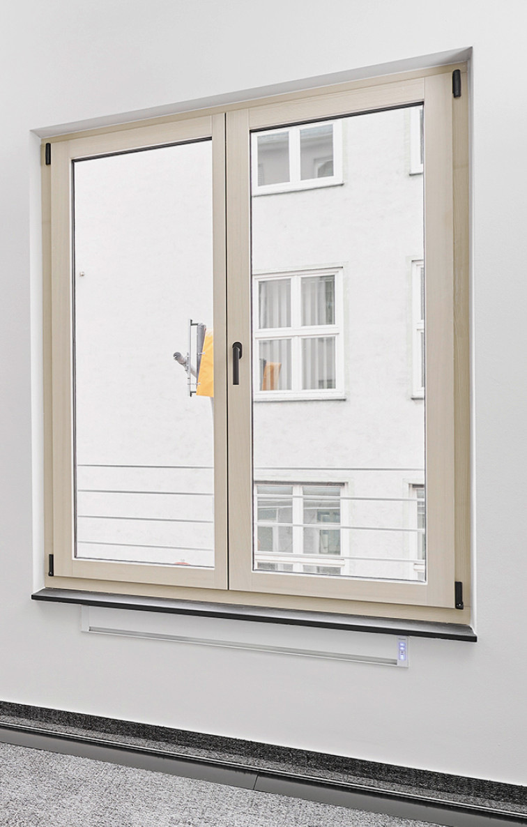 Insgesamt 65 Fassadenlüfter wurden in den ­Büros und Besprechungsräumen von 8P verbaut. Im Kanzleialltag haben sie sich bereits bewährt: Die bedarfsgerechte Be- und Entlüftung der Räumlichkeiten sorgt für ein gesundes Raumluftklima.