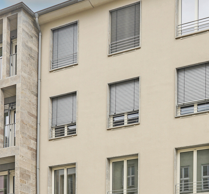 Der Highend-Fassadenlüfter Aeromat VT WRG von Siegenia lässt sich fast unsichtbar in die Fassade integrieren und verbindet ausgezeichnete Schalldämmwerte mit ­einer hohen Luftleistung und einem niedrigen Eigengeräusch.