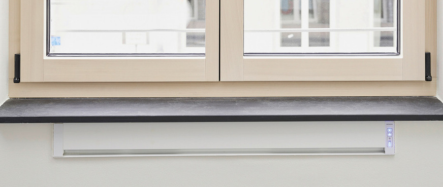 Auf der Gebäudeinnenseite weiß gestaltet, gleicht sich der Farbton der Lüfter auf der Außenseite an den jeweiligen Fassadenbereich an. Zur harmonischen ­Gestaltung der Fassade wurden die 42 Fassadenlüfter im Brüstungsbereich verdeckt in die ­Fassade integriert.