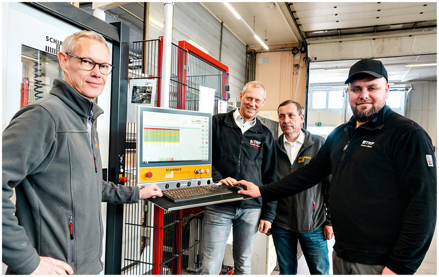 Fachlicher Austausch auf Augenhöhe (v.l.): Dirk ­Buesge, Leiter des Projektmanagements bei Schirmer, TMP-Betriebsleiter Jörg Wellendorf, ­Roland Vogt von der Schirmer-Geschäftsführung und Sascha Kinkel, ­Maschinenbediener bei TMP.