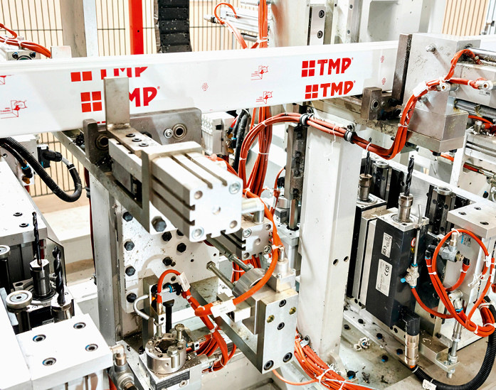 Der Einsatz eines zusätzlichen Schraub- und eines ­zusätzlichen vertikalen Bohraggregates erlaubt das gleichzeitige Bohren und Verschrauben der Stah­larmierung mit dem PVC-Profil.