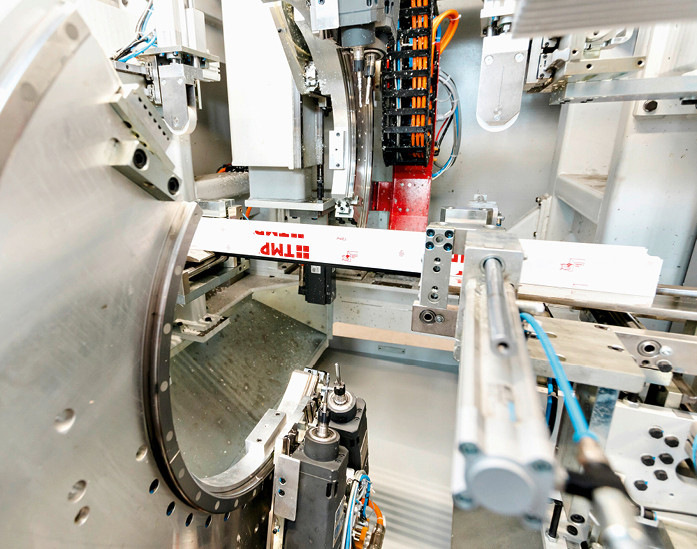 Das 8-Achs-Orbit-Modul ermöglicht die Rundum-­Bearbeitung des Profils in freier Lage.