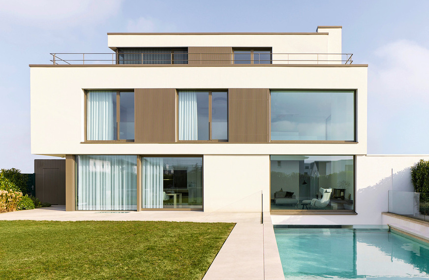 Einheitliches Design mit System: Die Tür- und Fenstersysteme von heroal – hier im Farbton RAL 7006 m – gschaffen eine harmonische Gesamtoptik.