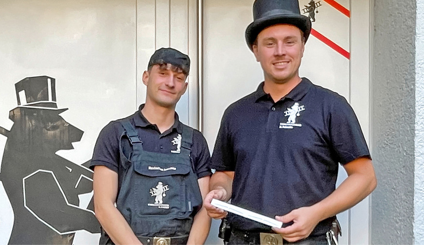 Maximilian Valentin und seine Mitarbeiter haben stets Fensterlüfter wie den FFL-uni oder den FFL-quick dabei, um bei den Kunden schnell für ausreichenden Luftaustausch sorgen zu können.