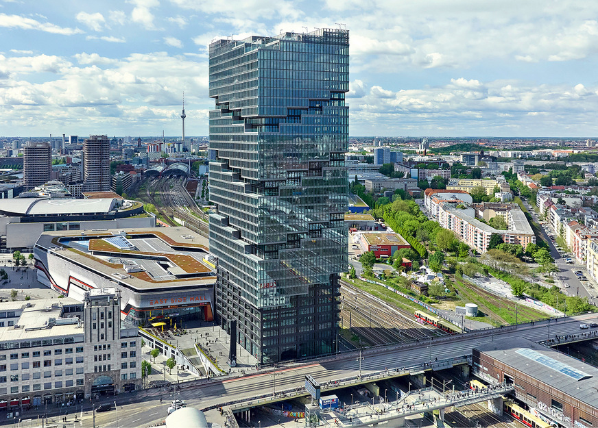 Das Bürohochaus EDGE East Side in Berlin ist mit hocheffizienten Sonnenschutzgläsern von Saint-Gobain Glass ­sowie mit Brandschutzgläsern&nbsp;von Vetrotech ausgestattet sowie mit Akustikdecken von Ecophon (Teil der Saint-Gobain Gruppe).