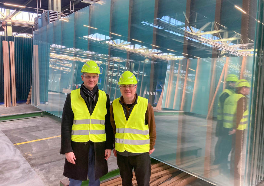 Christian Bako (links) mit GW ­Redakteur Matthias Rehberger ­neben einem Stapel 9m langer Scheiben, die von Saint-Gobain Glass Deutschland serienmäßig ­gefertigt werden.