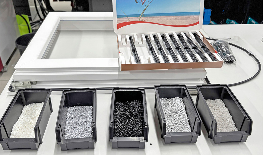 Im arimeo werden verschiedene Kunststoffkomponenten verarbeitet. Bereits beim Ertasten der Grundstoffe wird deutlich, wie unterschiedlich die Kunststoffe beschaffen sind (Härte, Oberfläche usw.).