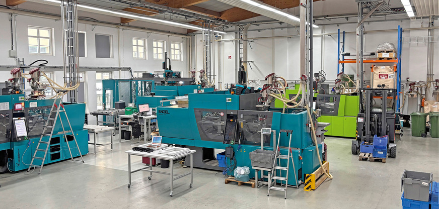 Blick in das Herzstück, die Spritzgusshalle bei Innoperform: Mit diesen hochkomplexen Anlagen werden die Rohmaterialien zu präzisen Bauteilen für Falzlüfter verarbeitet.