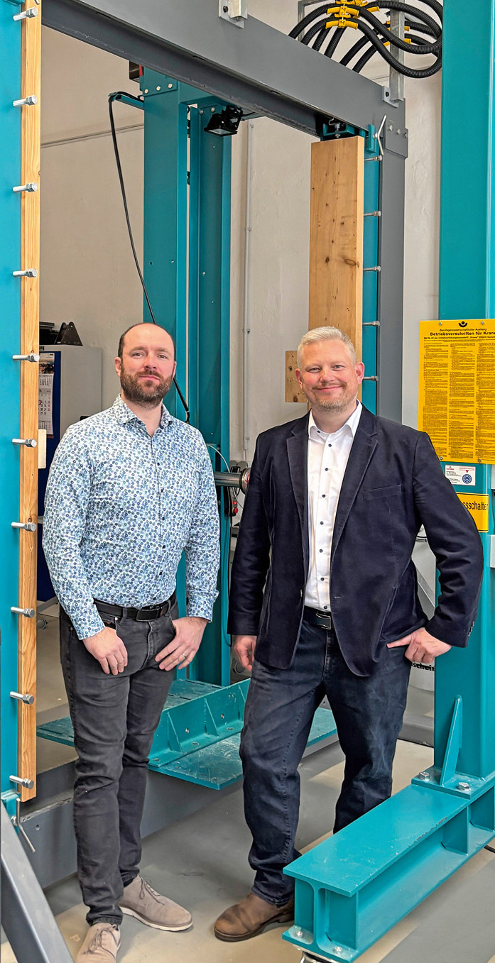 Martin Schulze (l., t﻿echnischer Leiter bei Innoperform) und Achim Kockler vor einem der Prüfstände.